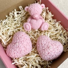 Zestaw prezentowy miś misiu, serca "Baby Teddy Bear " świece ekologiczne sojowe różowe- pudełko prezentowe