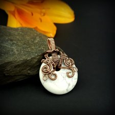Wisiorek z howlitem wire wrapping