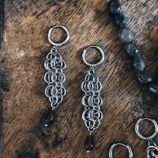 Kolczyki chainmaille z granatem ze stali chirurgicznej 7 cm gothic dark fairycore