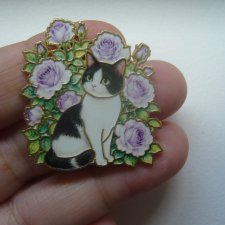 METALOWA EMALIOWANA PRZYPINKA PIN KOT KOTEK W KWIATACH