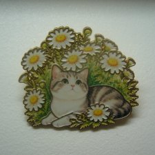 METALOWA EMALIOWANA PIN PRZYPINKA KOT KOTEK W STOKROTKACH
