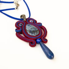 Wisior sutasz z lapis lazuli w bordowej oprawie
