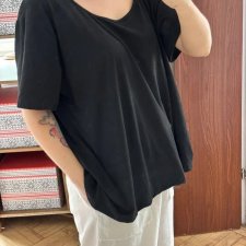Czarna bluzka oversize basic minimalistyczna plus size luźna casual komfortowa 4XL / 48 / 20
