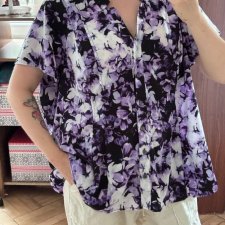 Croft & Barrow bluzka w kwiaty 4XL 48 fioletowa zapinana Plus Size elegancka 4XL / 48 / 20