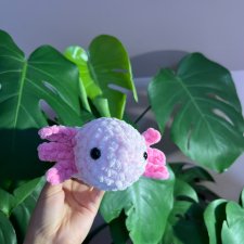 Axolotl różowy na szydełku urocza salamandra na szydełku rękodzieło na szydełku polski produkt szydełkowa praca w kolorze różu