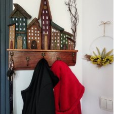 Wieszak do przedpokoju- "Miasteczko" z drewna morskiego.