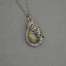 Mały wisiorek kwarc z rutylem, wire wrapping kwarc rutylowy