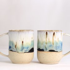 Duży beżowo-niebieski kubek ceramiczny z uchem, nakrapiany, rękodzieło, kamionka, sygnatura