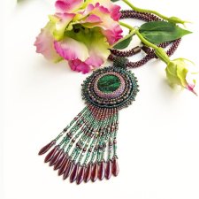 Wyrazisty wisior w stylu boho chic z koralikowym sznurem