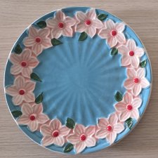 Dwa talerze ceramiczne grubo szkliwione kwiaty