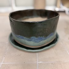 Ceramiczna doniczka z podstawką – ręcznie wykonana