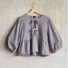 Brązowa bluzka wiązania z baskinką z wiązanem z kokardką bawełniana w kratkę skandynawskiej marki Gina Tricot L
