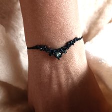 " Mini Kolia " czarna z frenitem w makramie delikatna pleciona bransoletka