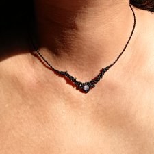 " Mini Kolia " czarna z frenitem w makramie delikatny pleciony naszyjnik