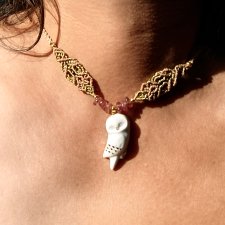 Złota Klatka z porcelanową sową i kryształem górskim kolia pleciona makrama