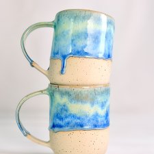 Duży turkusowy kubek ceramiczny z uchem, nakrapiany, rękodzieło, kamionka, sygnatura