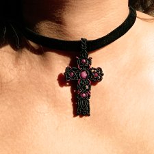 Krzyżyk z rubinem naturalnym pleciony na aksamitce czarny choker regulowany mikro makrama