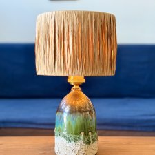 Ceramiczna lampa lawa z abażurem z rafii, zieleń i złoto, handmade
