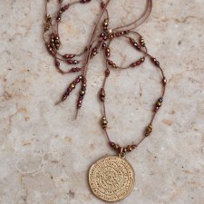 Amulet Syreni – naszyjnik z hematytu i złotym medalionem
