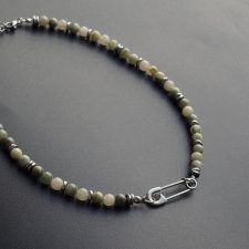 Choker Zielony kwarc z zawieszką w kształcie agrafki
