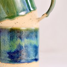 Duży zielono-niebieski kubek ceramiczny z uchem, nakrapiany, rękodzieło, kamionka, sygnatura