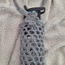 SZARE szydełkowe NOSIDEŁKO na butelkę - handmade z kwiatuszkiem