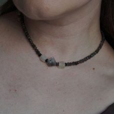 Naszyjnik z fasetowanego labradorytu i topazu "Surowa elegancja"