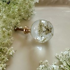 Gałka meblowa DZIKA MARCHEW 25 mm - kwiaty w żywicy - Raindrops Pure