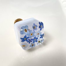 Gałka meblowa kwadracik NIEZAPOMINAJKA 25 mm - kwiaty w żywicy - Pralines White