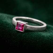 Srebrny Pierścionek z Rubinem (4 mm)