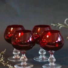 Zestaw 4 sztuk kryształowych kieliszkóww kolorze czerwony wysokość 13 cm