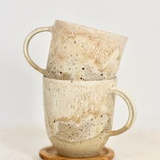 Nakrapiany kubek ceramiczny z uchem, idealny na prezent