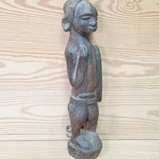 Stara ręcznie rzeźbiona afrykańska figurka z drewna