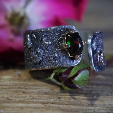 Pierścien wykonany ręcznie ze srebra 925 oraz złota 585. Oprawiony naturalny czarny opal oraz brylant.