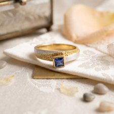 Srebrny, częściowo pozłacany pierścionek z naturalnym szafirem (4 mm)
