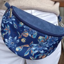 Niebieska nerka w kwiaty kolorowa na ramię boho