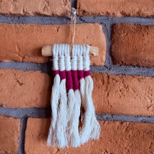 Mini makrama wisząca Boho ze złotą nitką – Handmade (8,5 x 15 cm)