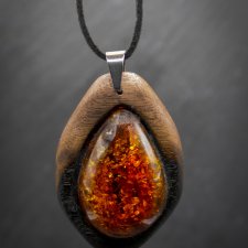 Wisiorek z drewna orzech amerykański z bursztynem - łezka – ręcznie rzeźbiony, artystyczne zdobienia, biżuteria z drewna, luxe wooden jewelry, amber