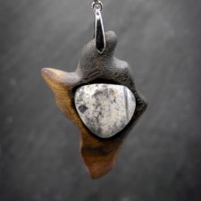 Wisiorek z drewna gombe - opal  – ręcznie rzeźbiony, artystyczne zdobienia, biżuteria z drewna, luxe wooden jewelry