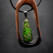 Wisiorek z drewna gombe - zoisyt z rubinem  – ręcznie rzeźbiony, artystyczne zdobienia, biżuteria z drewna, luxe wooden jewelry