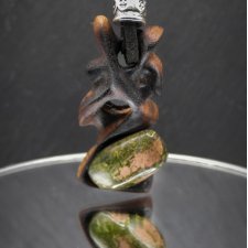 Wisiorek z drewna gombe - unakit  – ręcznie rzeźbiony, artystyczne zdobienia, biżuteria z drewna, luxe wooden jewelry, premium