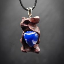 Wisiorek z drewna amarant - niebieski agat  – ręcznie rzeźbiony, artystyczne zdobienia, biżuteria z drewna, luxe wooden jewelry, premium