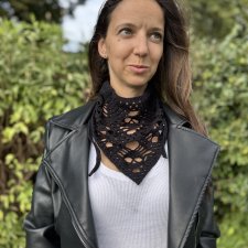 Czarna bandana z motywem czaszek ręcznie robiona na szydełku Halloween bawełniana