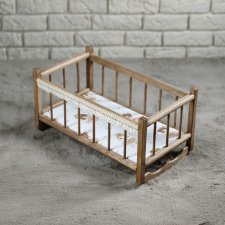 Kołyska dla lalki - drewniany mebel dla ukochanej zabawki z jej imieniem