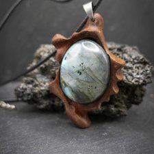 Wisiorek z naturalnego drewna  Gombe i labradoryt – rękodzieło z duszą - prezent dla kobiety dla niej Unique Jewelry Design; Luxury Wooden
