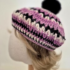 Beret z pomponem.
