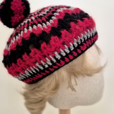Beret z pomponem.