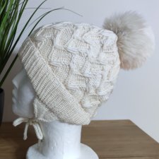 Ręcznie robiona czapka dziecięca z uszkami i wiązaniem 100% Merino – Ecru (do 50 cm)