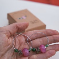 Duże kolorowe kolczyki koła z odbijającymi światło kamieniami