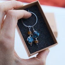 Asymetryczne boho kolczyki, małe koła z kamieniami i ceramiką